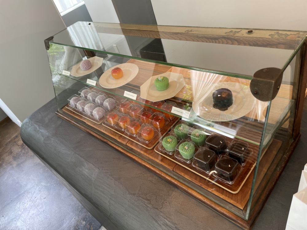 ショーケースに入った生菓子