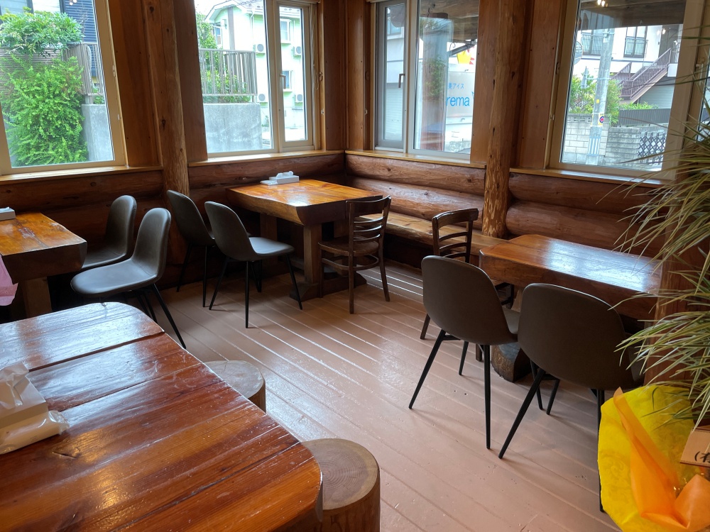 ログハウスな店内