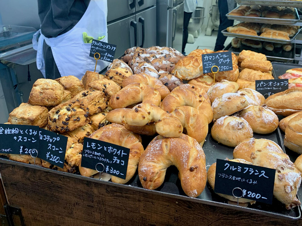 たくさんの焼き立てパン