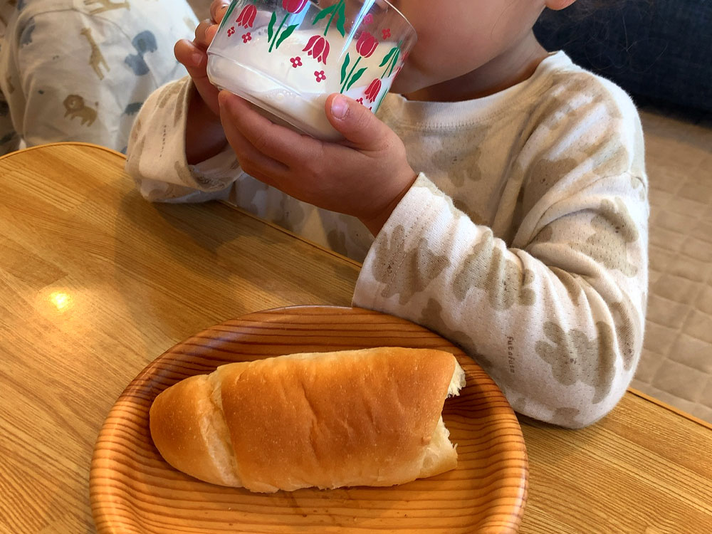 塩パンを食べる我が娘