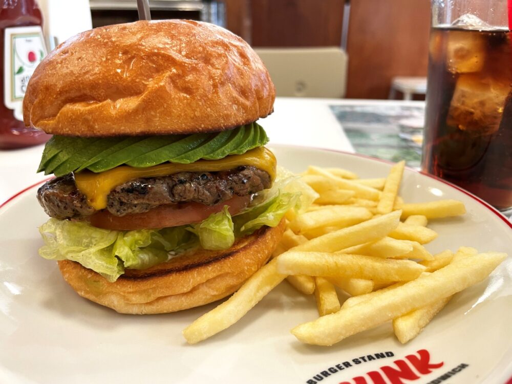 アボカドチーズバーガーとコーラ