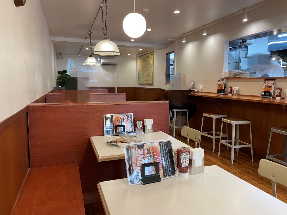 明るい雰囲気の店内