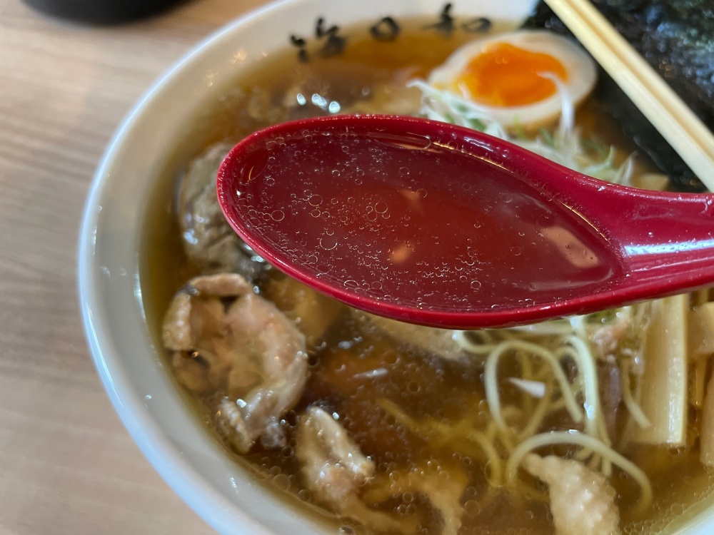 シンプルな鶏ガラスープ