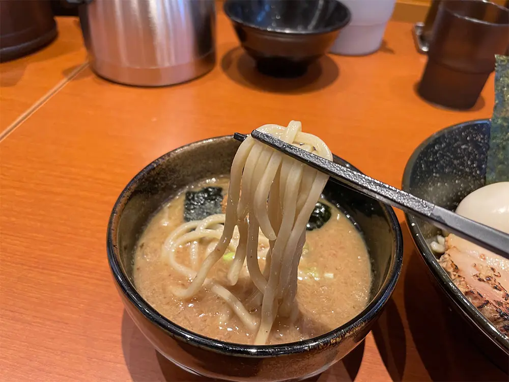 スープに浸した麺