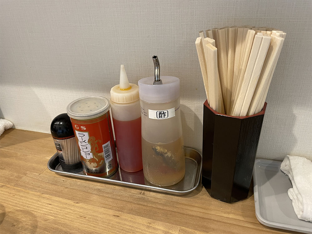 カウンター上の調味料