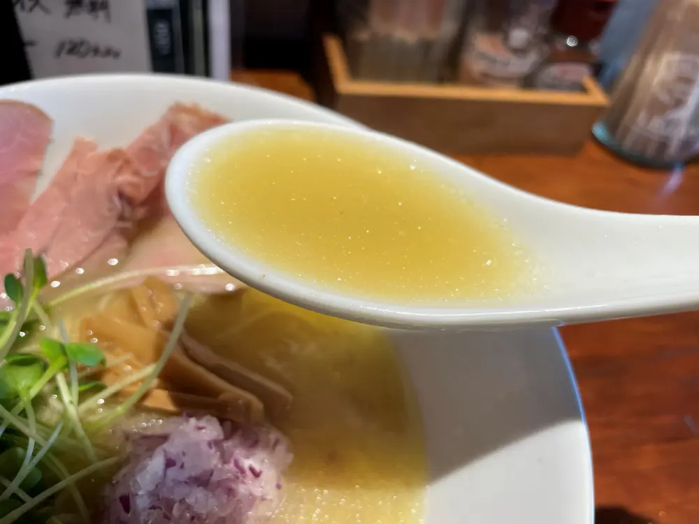 濃厚な鶏白湯スープ