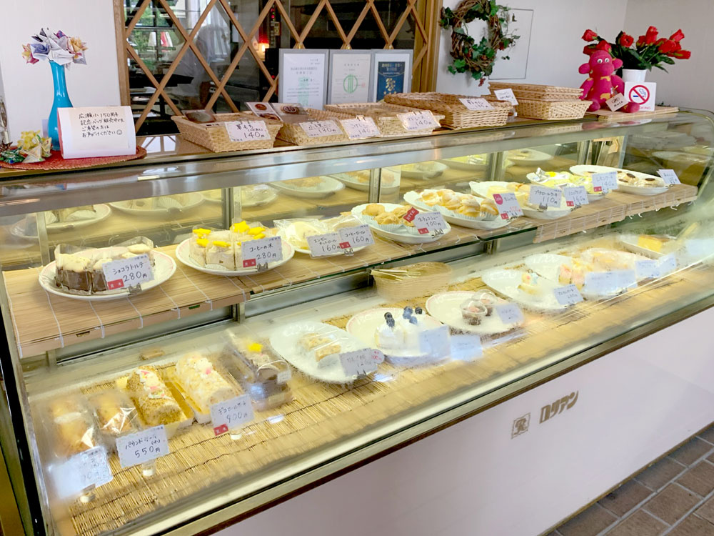 店内のケーキ類