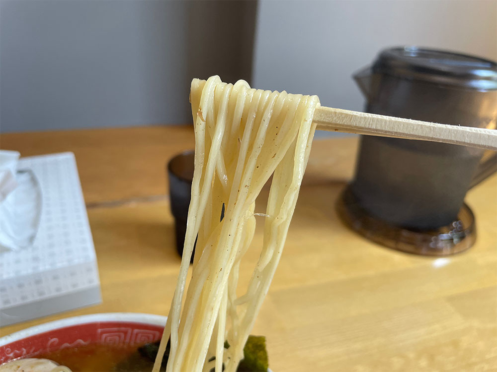 歯切れのよい細麺