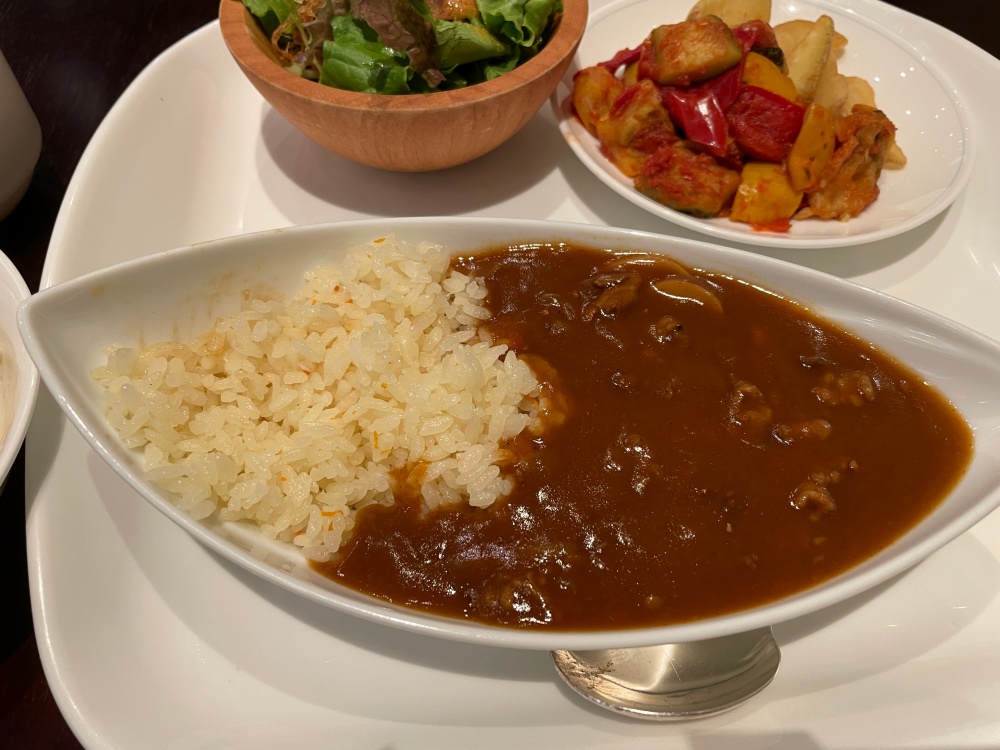 ハッシュドビーフとピラフ