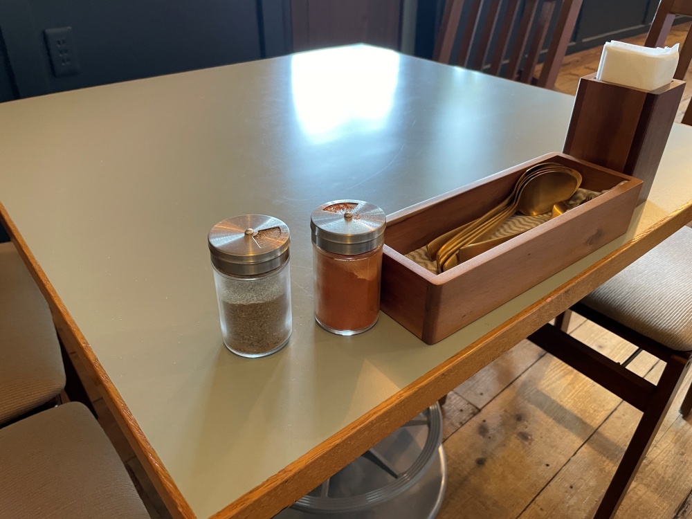 テーブル上の調味料
