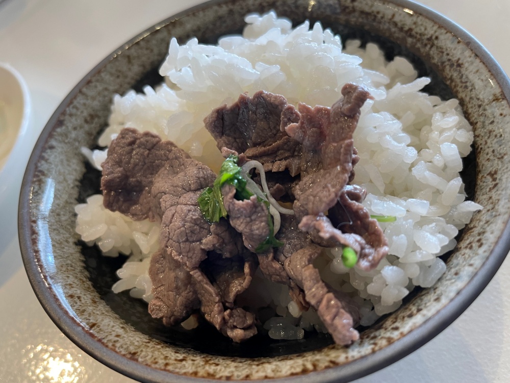 ライスに牛肉乗せ