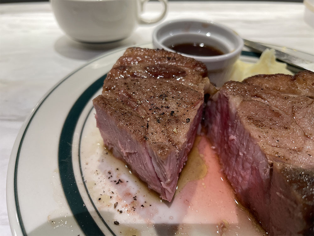 岩塩とコショウをかけた肉
