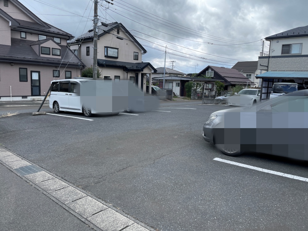 裏側の駐車場
