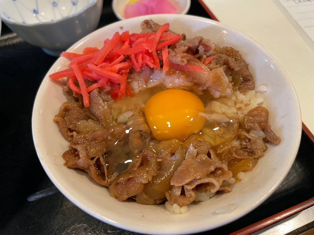 生卵を乗せた牛丼