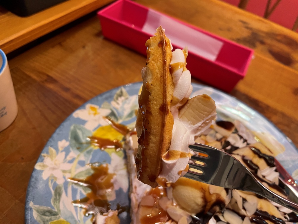 ワッフルと生クリーム