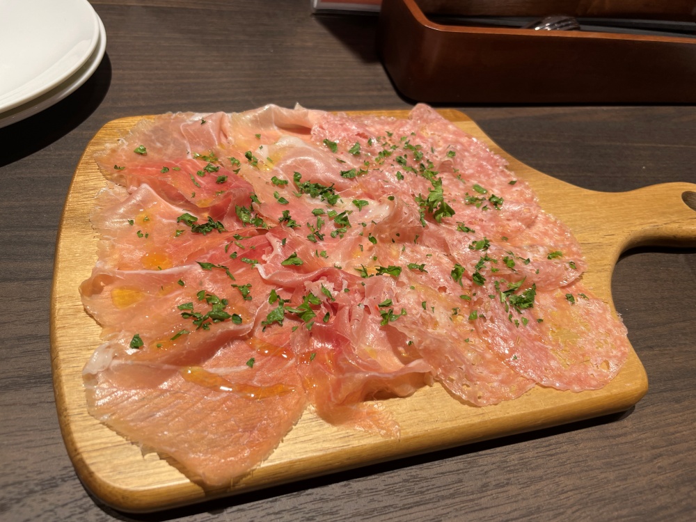 生ハムとサラミ盛り合わせ