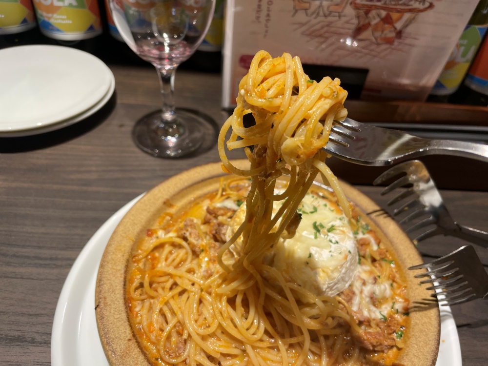 チーズたっぷりのパスタ
