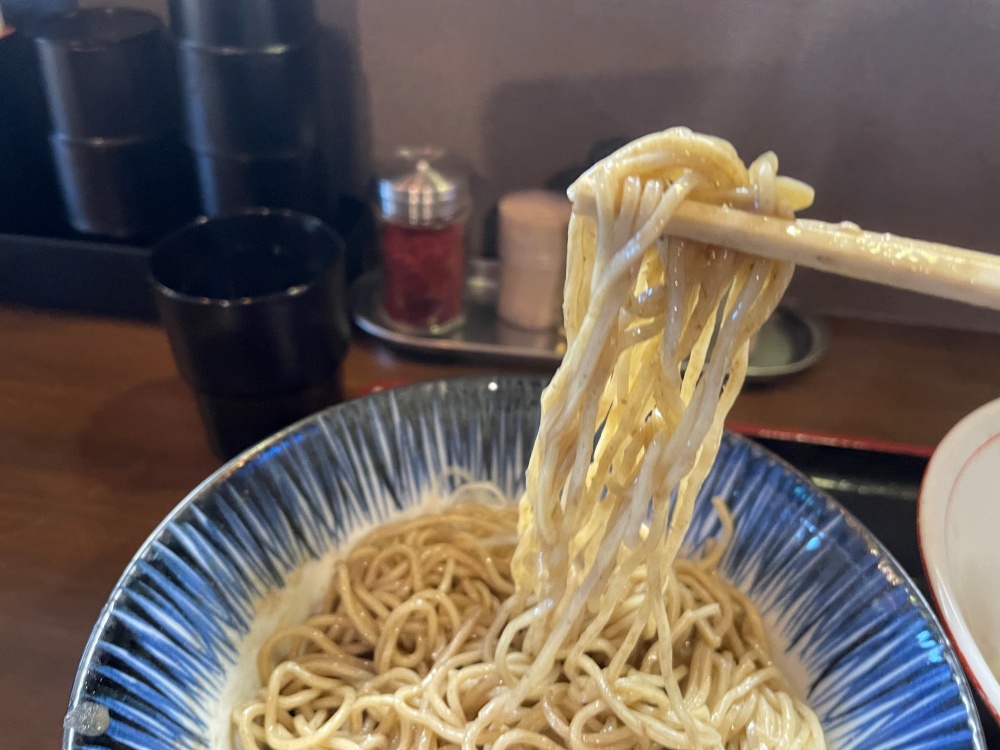 煮干香る細麺
