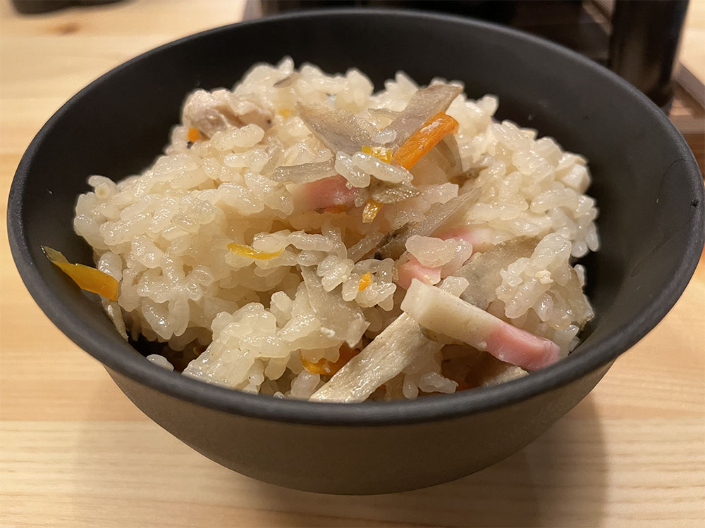 鶏ガラが効いた釜飯