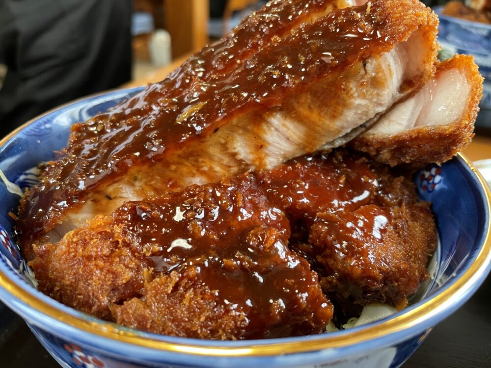 ど迫力の分厚いカツ