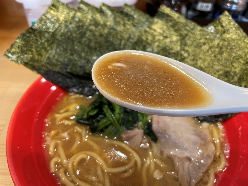 濃厚な豚骨スープ