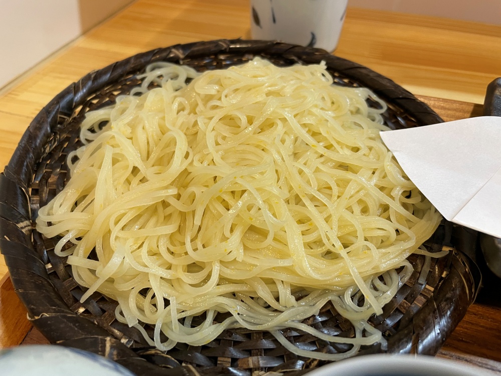 透明感のある柚子切り蕎麦