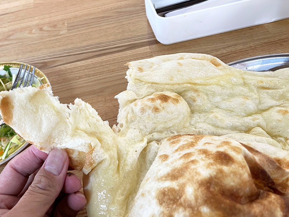 焼きたてアツアツのナン