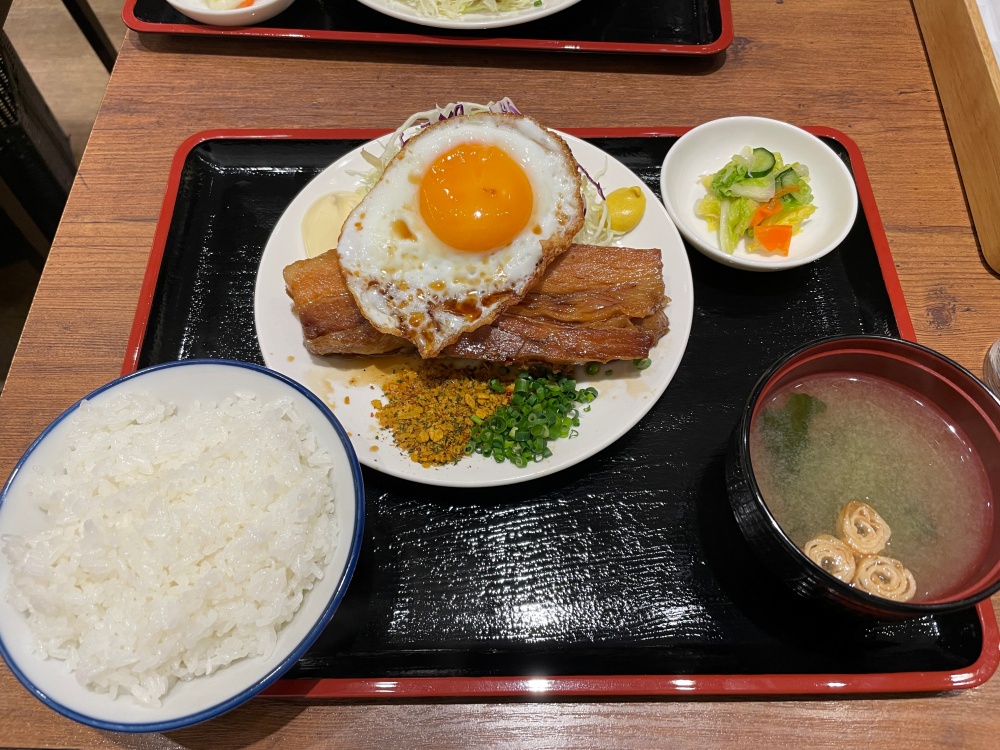 チマチマ酒店の焼豚目玉セット
