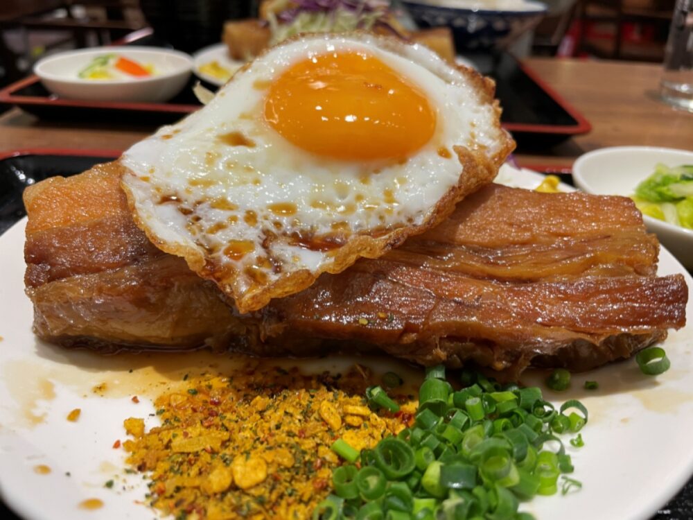 焼豚目玉とカレーチップ