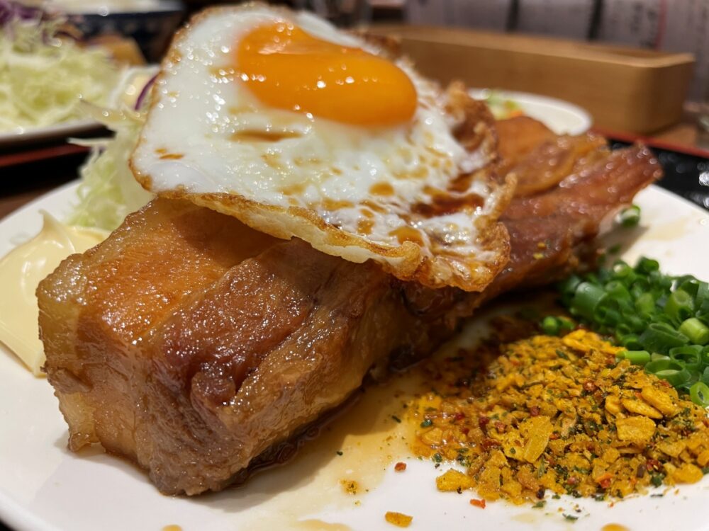 巨大なチャーシューと目玉焼き