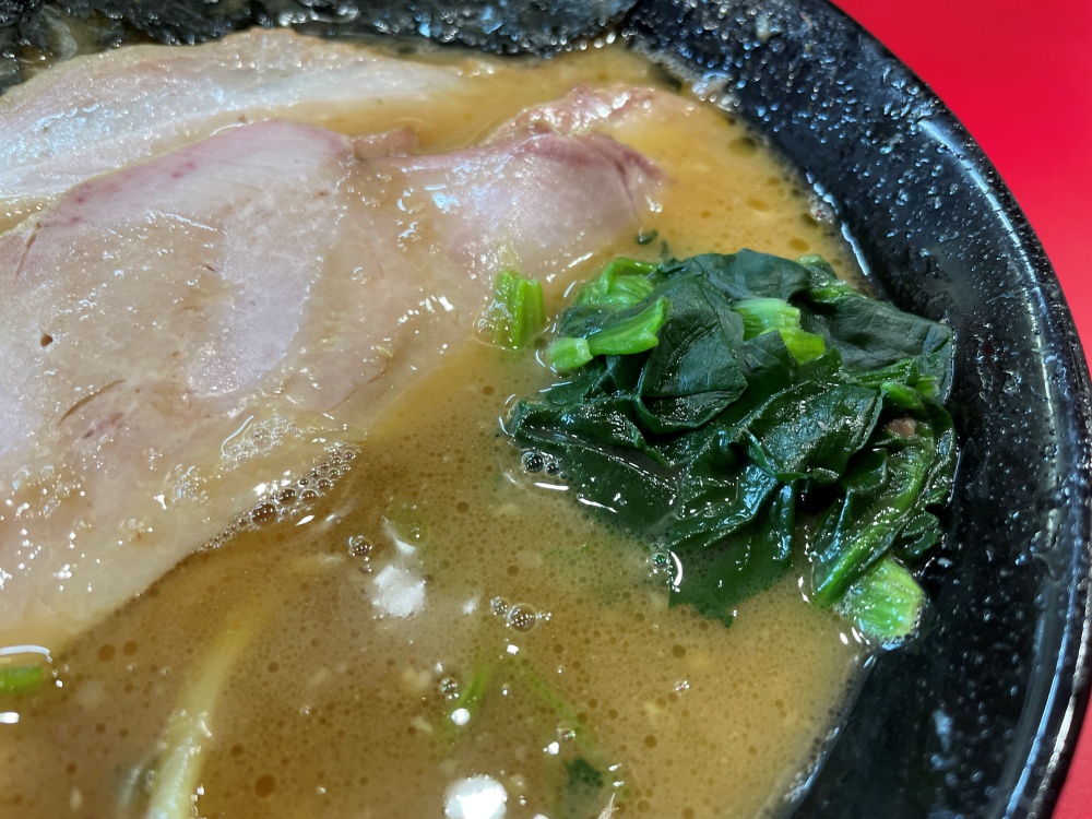 家系ラーメンのほうれん草