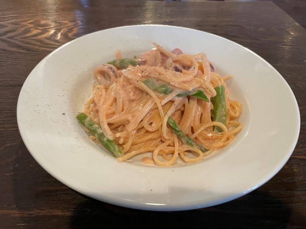 ヤリイカとアスパラの明太クリームパスタ