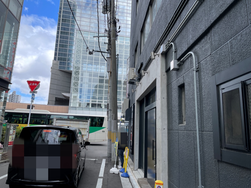 裏手にある入り口