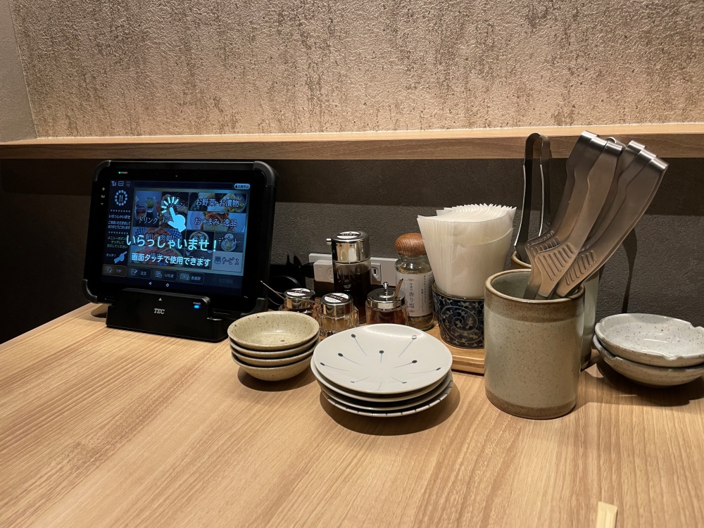 テーブル上のタブレット