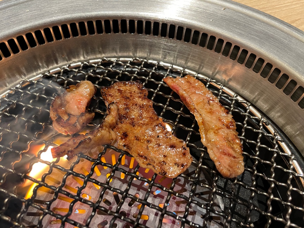 カルビを焼く