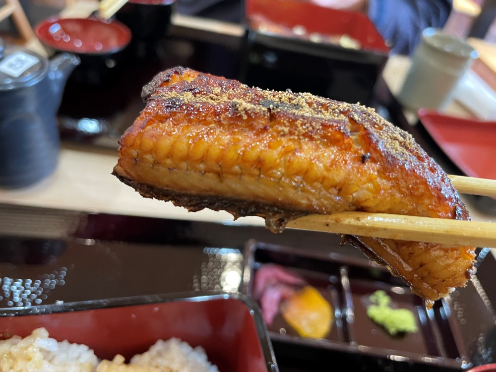 山椒をかけた鰻