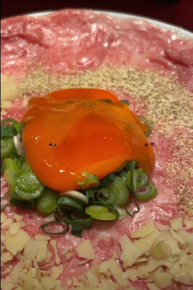 卵黄をくずしたユッケ