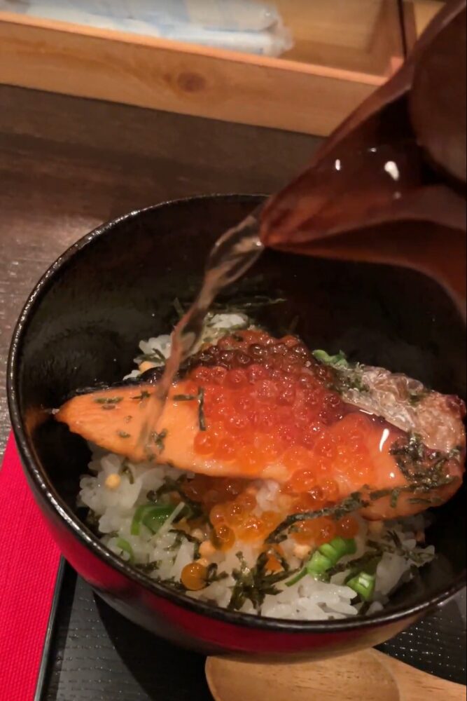 丼ぶりに出汁を入れる