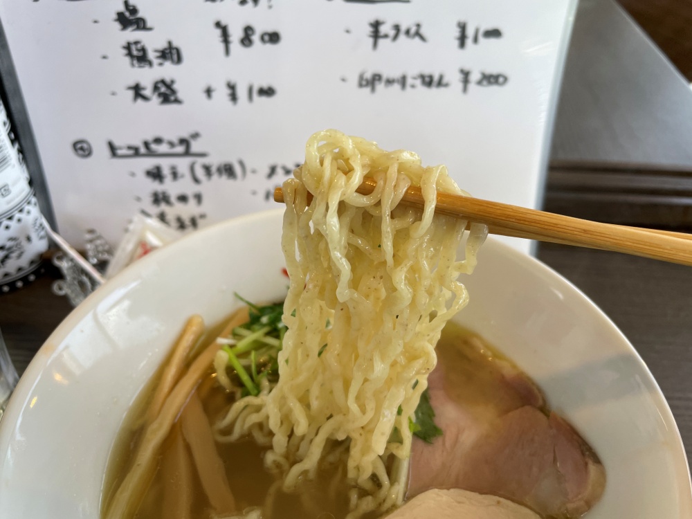 ちじれのある中太麺