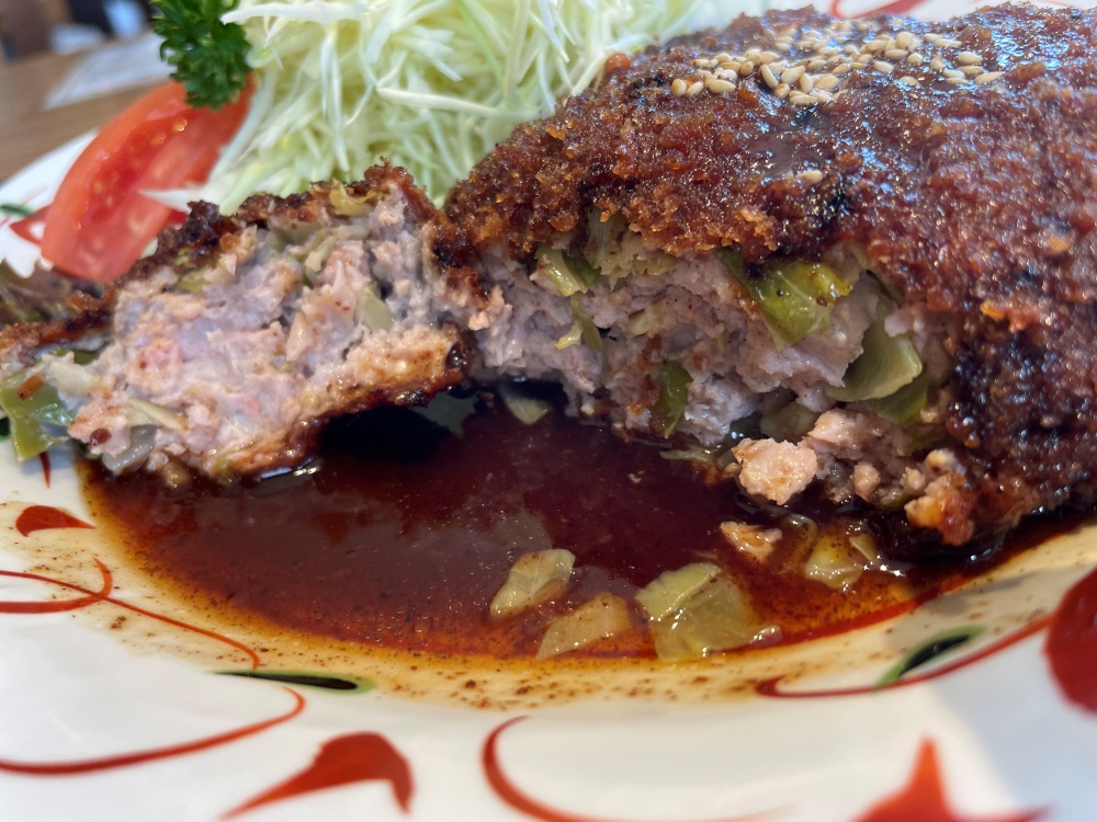 肉汁があふれるメンチカツ