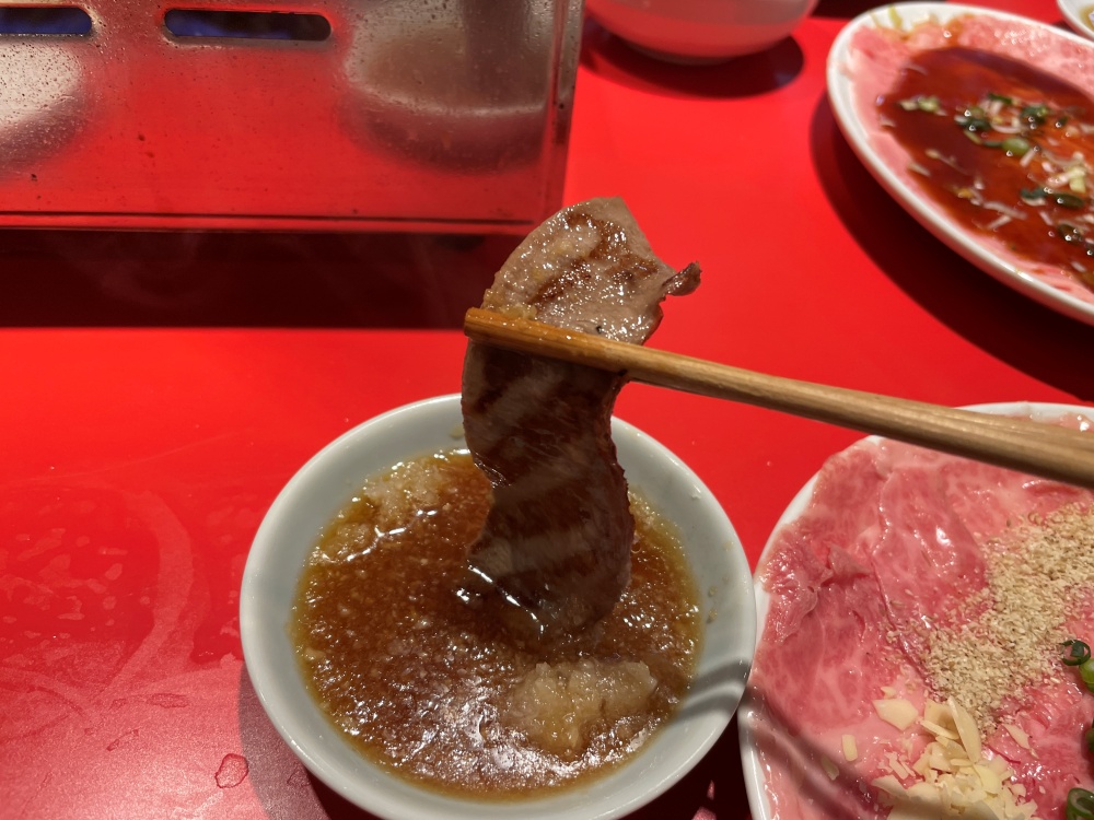 おろしポン酢に付けたタン塩
