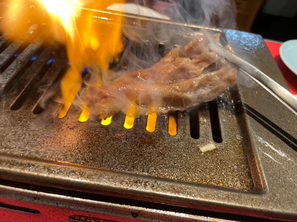 ロース肉を焼く