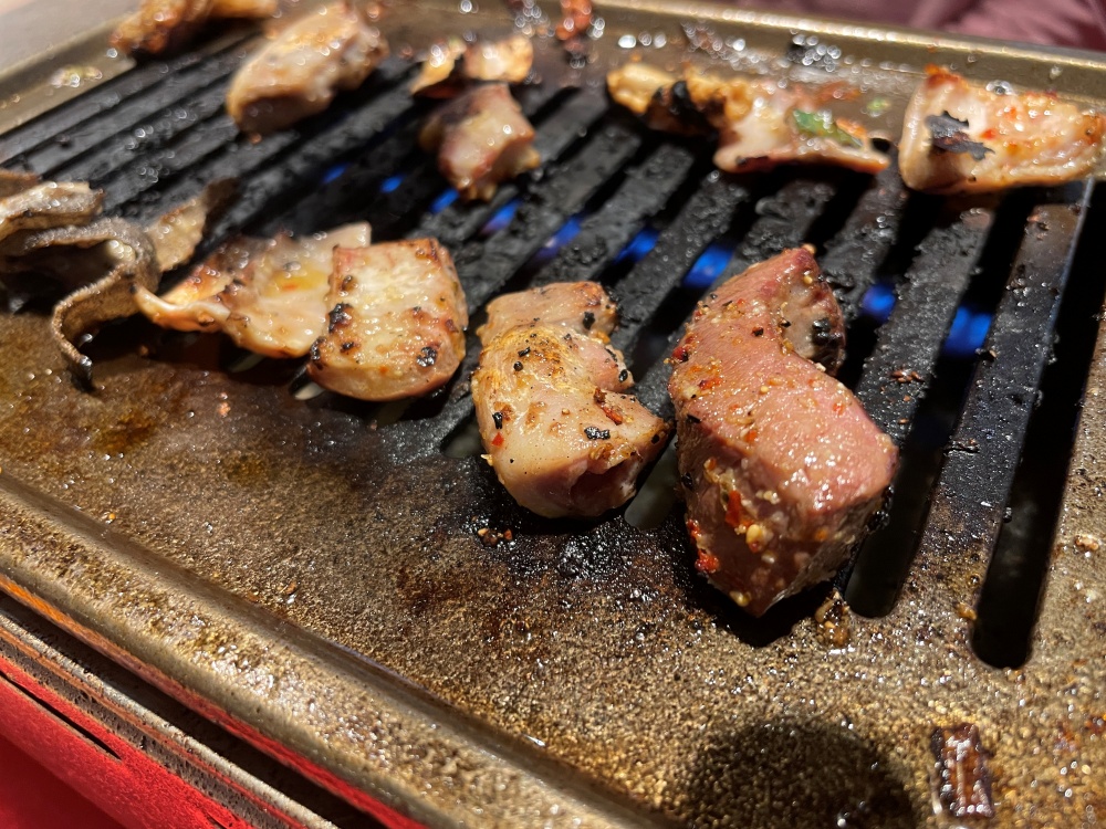 ホルモンを焼く