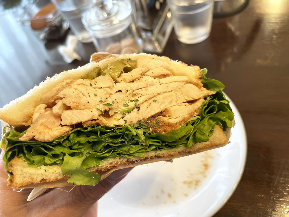 鶏肉たっぷりなチキンサンド