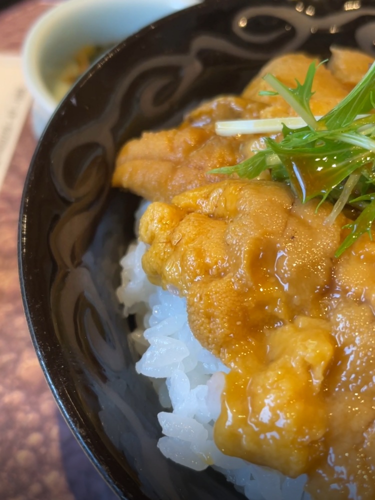 塩をつけて食べるウニ