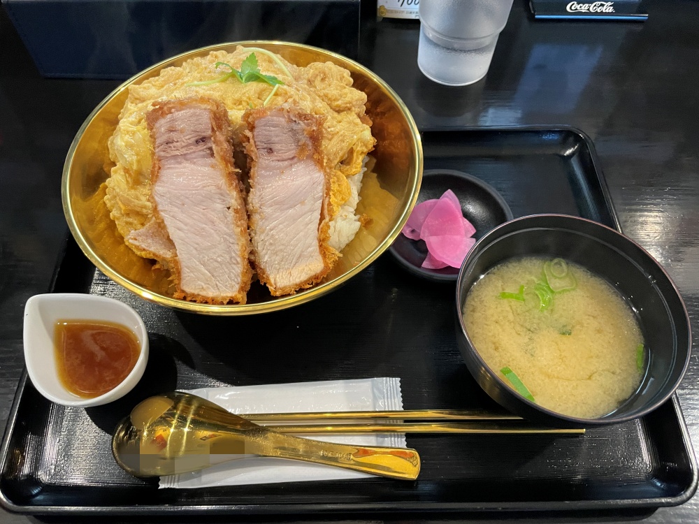 楓楸栞の金のカツ丼