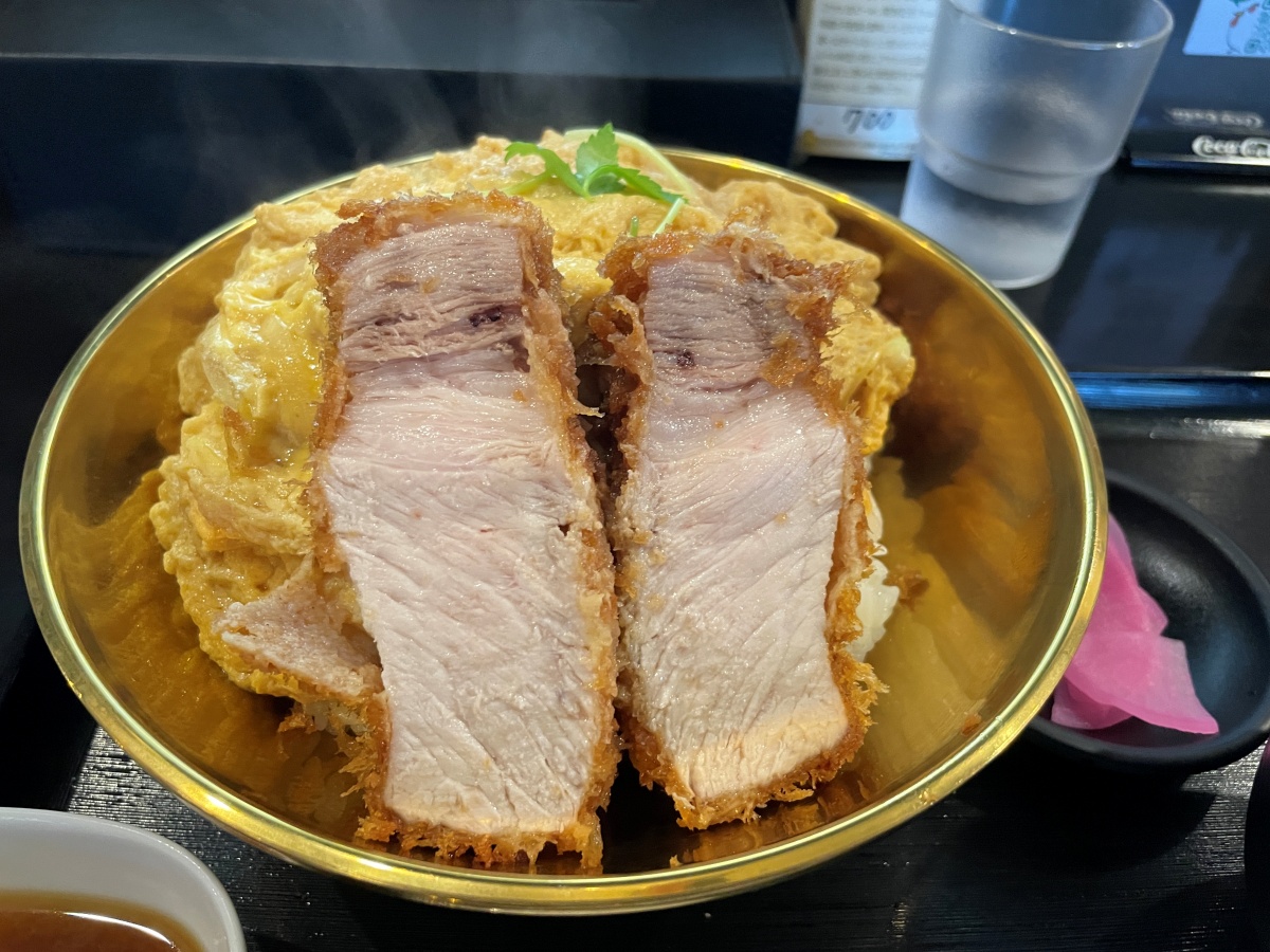 石巻市『ランチ＆ディナー楓楸栞』の金のカツ丼が極厚で旨すぎた