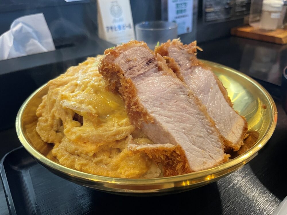 金の丼ぶりとカツ
