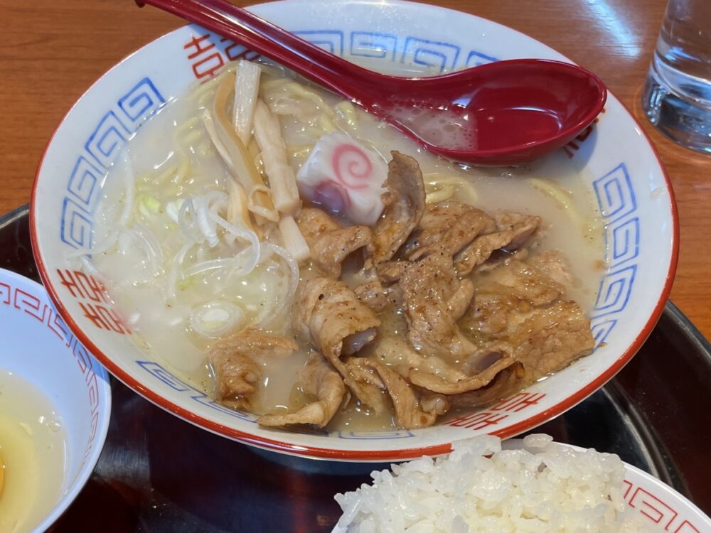 焼肉の乗ったラーメン