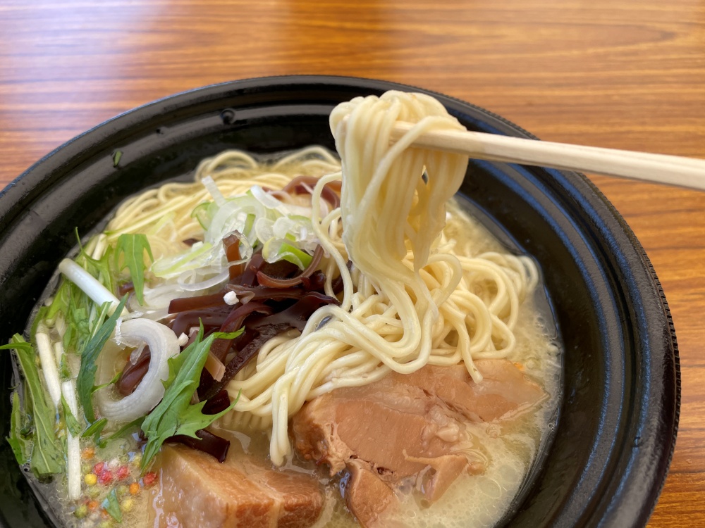 濃厚な金の鶏白湯ラーメン